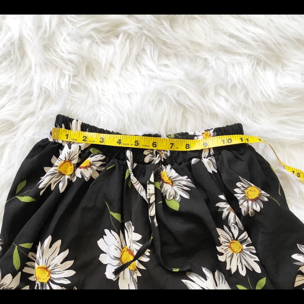 //VINTAGE// 1990s Daisy Drawstring Shorts - Picture 2 of 3